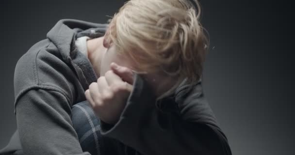 Jonge Depressieve Jongen Huilt Hard Grote Pijn Hem — Stockvideo