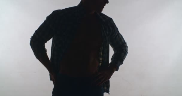 Silhouette Unrecognizable Man Unbuttoned Shirt Studio — Stock Video