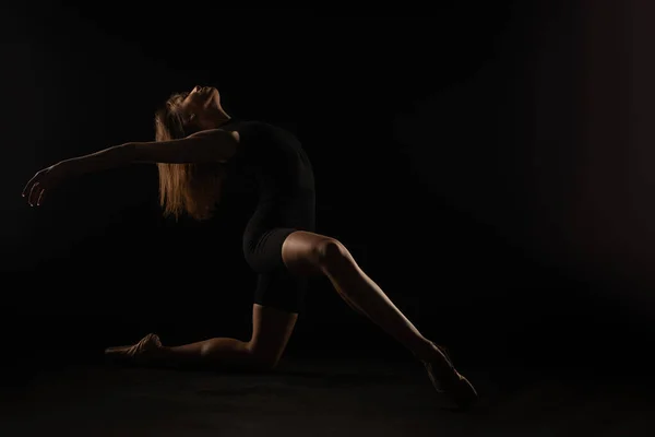 Silhouette Ballerina Bending Posing Ground — Stockfoto