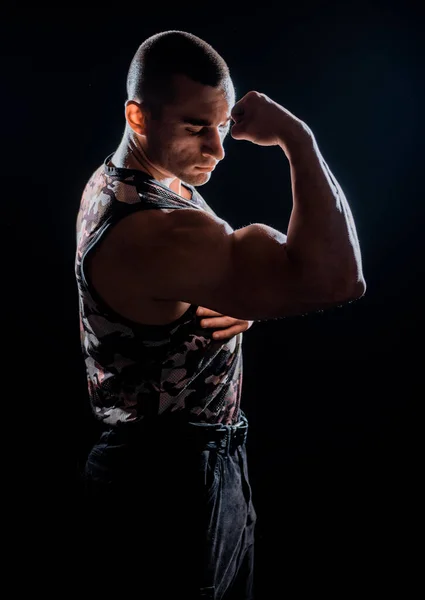Portrait Jeune Homme Musclé Fléchit Ses Muscles Sur Fond Sombre — Photo