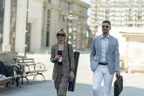 Duas Pessoas Negócios Bem Vestidas Estão Andando Juntas Enquanto Sorriem — Fotografia de Stock