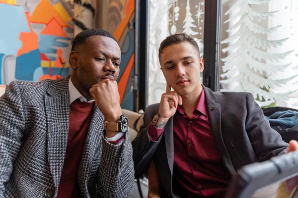 Twee Multiraciale Zakenmannen Kijken Samen Naar Tablet Glimlachen Terwijl Het — Stockfoto