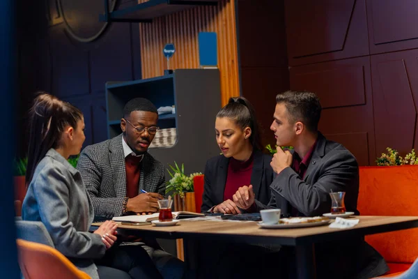 Groep Van Multiraciale Zakenmensen Hebben Een Gesprek Bedrijfsplannen Ideeën Terwijl — Stockfoto