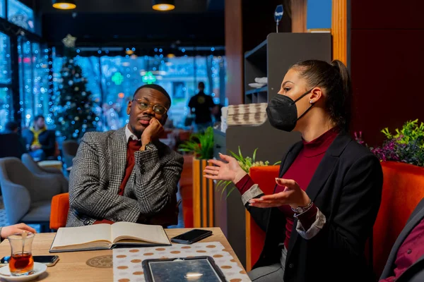 Groep Van Multiraciale Zakenmensen Discussiëren Het Bedrijf — Stockfoto