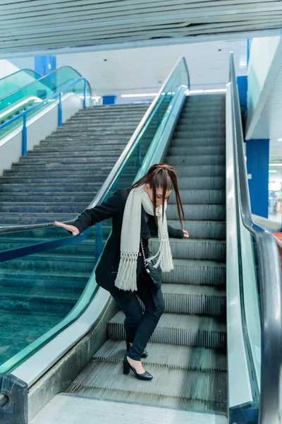 Mulher Negócios Atraente Está Andando Oppiste Escada Rolante — Fotografia de Stock