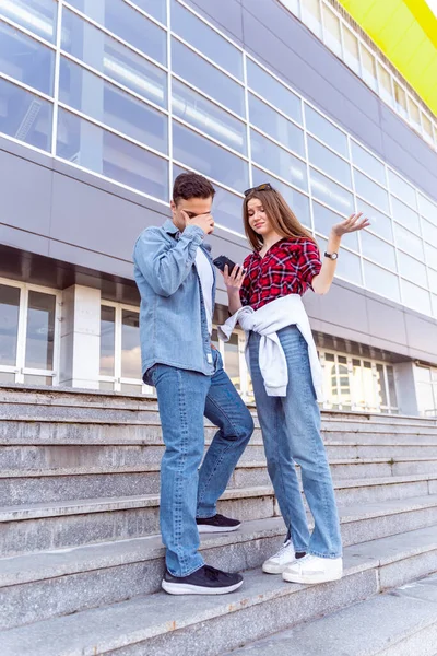 Couple Mignon Disputer Tout Tenant Sur Les Escaliers — Photo