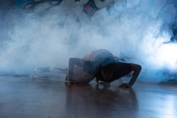 Młody Mężczyzna Break Dance Klubie Oświetleniem Dymu — Zdjęcie stockowe