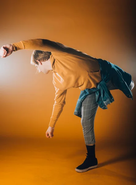Muskularny Wykonawca Tańca Ćwiczący Ruchy Taneczne Studio — Zdjęcie stockowe