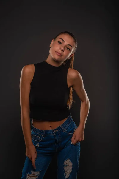 Attraente Bella Ragazza Posa Studio Mentre Tiene Jeans — Foto Stock