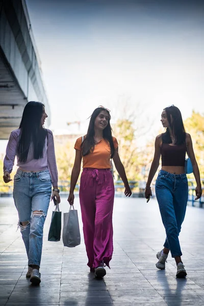 Três Garotas Atraentes Bonitas Estão Comprando Enquanto Conversam Sorriem — Fotografia de Stock