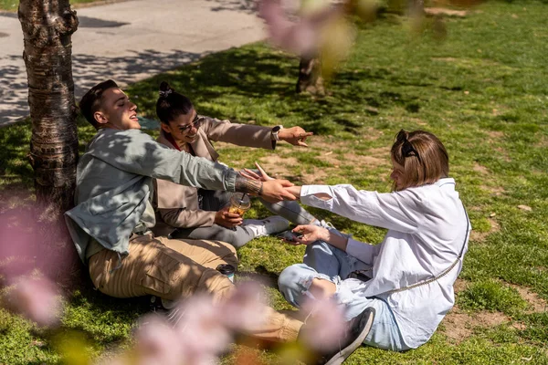 Jovens Amigos Alegres Ouvir Música Alto Falante Bluetooth Parque Divirta — Fotografia de Stock