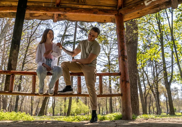 Sweet Couple Laughing Enjoying Beautiful Spring Weather While Sitting Outdoors — Stockfoto