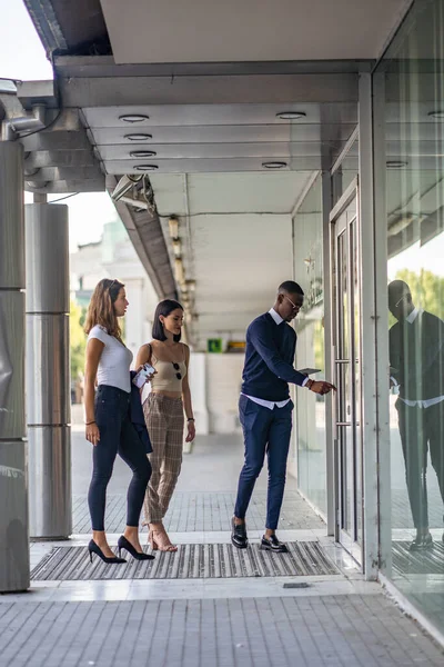 Attraente Uomo Affari Sta Cercando Aprire Porta Della Società Modo — Foto Stock