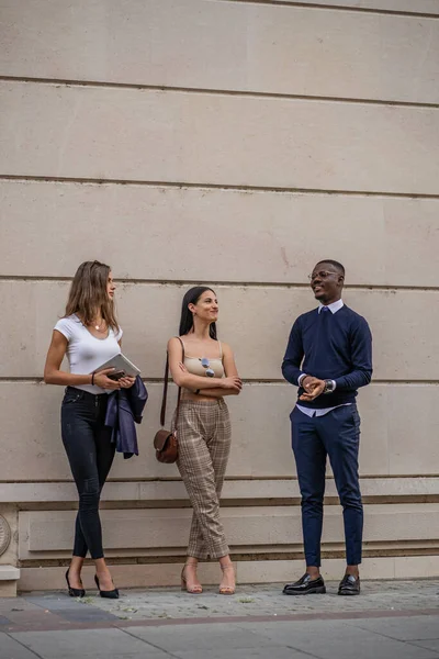 Drie Multiraciale Zakenmensen Nemen Een Pauze Van Hun Werk Terwijl — Stockfoto