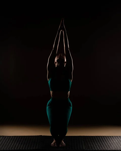 Silueta Chica Atractiva Hermosa Está Haciendo Ejercicio Yoga Respiratorio Mientras — Foto de Stock