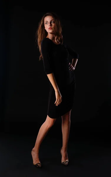 Портрет Красивой Женщины Модели Позирующей Модной Черной Юбке Темной Студии — стоковое фото