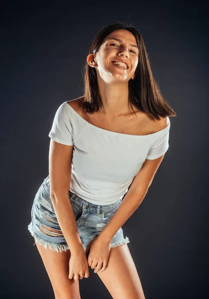 Menina Legal Vestida Estilo Moderno Calções Jeans Top Branco — Fotografia de Stock