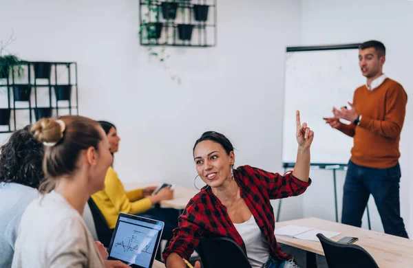 Multiethnische Millennial Associates Versammelten Sich Zur Lösung Aktueller Unternehmensprobleme — Stockfoto