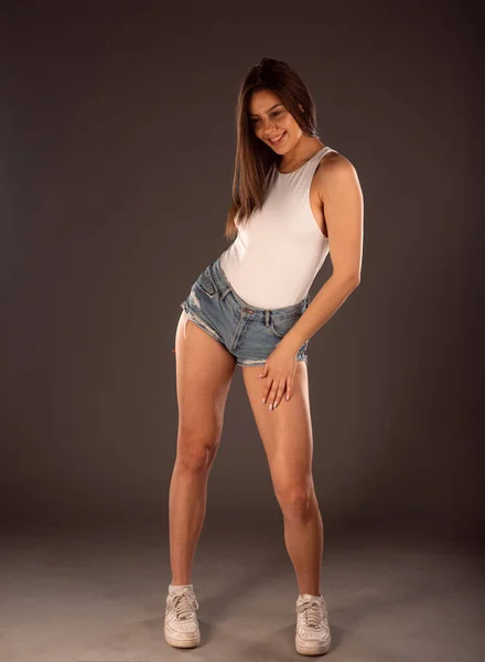 Retrato Una Hermosa Modelo Femenina Posando Moderno Cuerpo Blanco Pantalones — Foto de Stock