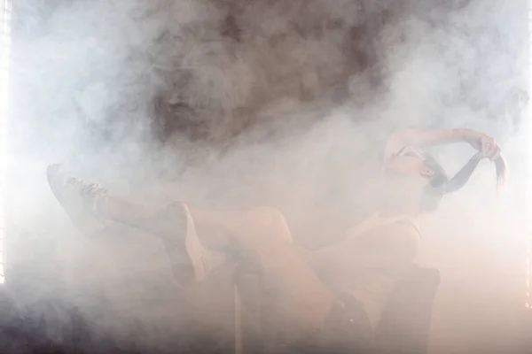 Porträt Einer Schönen Weiblichen Modell Posiert Rauch Trendigen Weißen Körper — Stockfoto