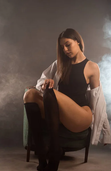 Studiokörperaufnahme Einer Trendigen Jungen Frau Sexy Outfit Vor Dunklem Hintergrund — Stockfoto