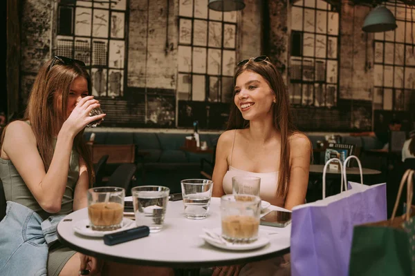 Primer Plano Una Hermosa Chicas Sentadas Café Relajándose Centro Comercial — Foto de Stock