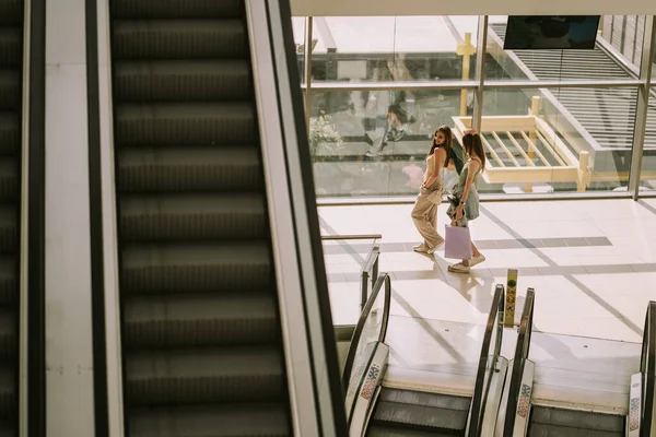 Two Beautiful Girls Walking Shopping Bags Mall Escalator — Stockfoto