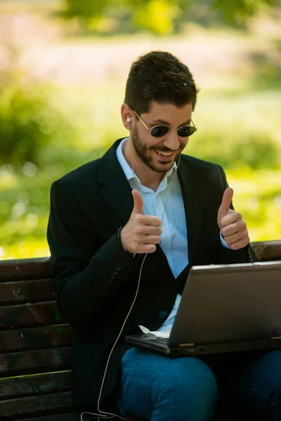 Geschäftsmann Spricht Beim Videoanruf Auf Seinem Laptop Während Auf Der — Stockfoto