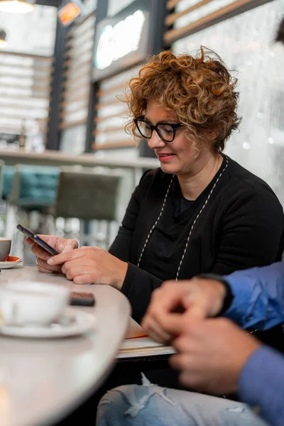 Dos Increíbles Hermosos Empresarios Adultos Están Hablando Mirando Algo —  Fotos de Stock