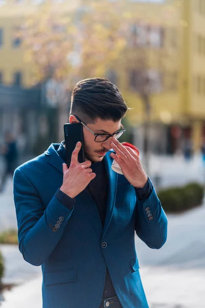 Porträt Eines Selbstbewussten Geschäftsmannes Der Handy Geht Und Spricht — Stockfoto