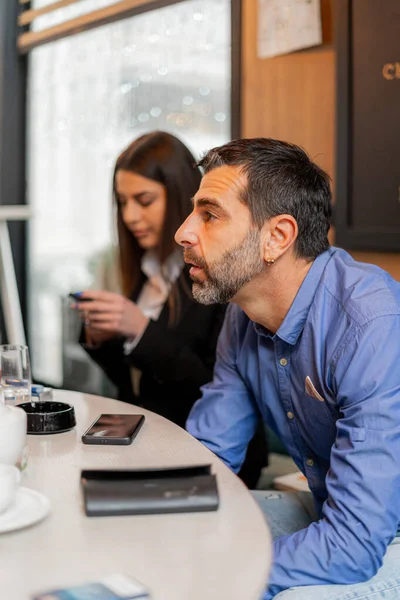 Increíble Guapo Hombre Negocios Está Escuchando Conversación Café — Foto de Stock