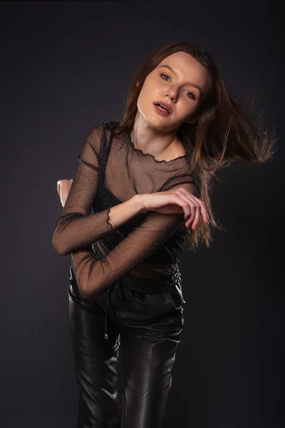 Портрет Привлекательной Женщины Модели Позирующей Блестящей Прозрачной Рубашке — стоковое фото