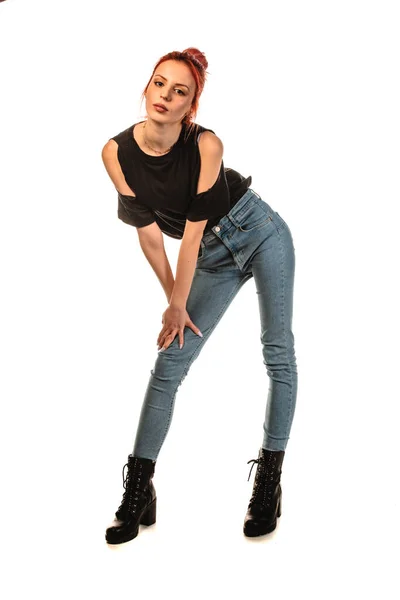 Body Shot Una Mujer Elegante Posando Jeans Moda Top Negro — Foto de Stock