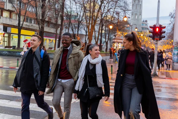 Grupo Empresarios Multirraciales Están Cruzando Calle Juntos Mientras Sonríen — Foto de Stock