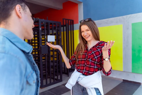 Menina Bonito Falando Olhando Para Namorado Fora — Fotografia de Stock