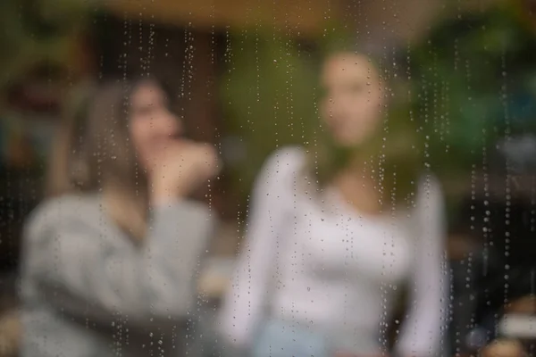 Ragazze Attraenti Stanno Mangiando Sfocatura Mentre Gocce Pioggia Sono Fuoco — Foto Stock
