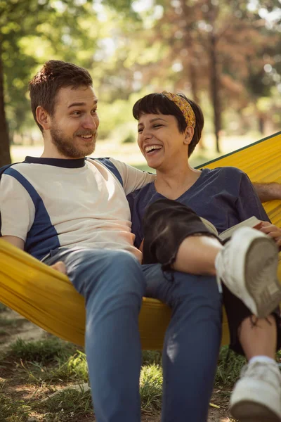 Beautiful Couple Laughing While Sitting Hammock Park — Stock Fotó
