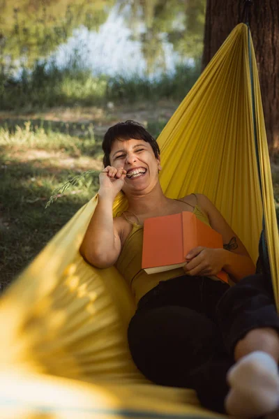 Beautiful Girl Smiling While Sitting Yellow Hammock Park — 图库照片