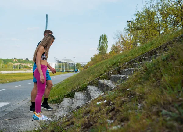 Schöne Frau Lächelt Beim Joggen Neben Freund Auf Treppe Park — Stockfoto