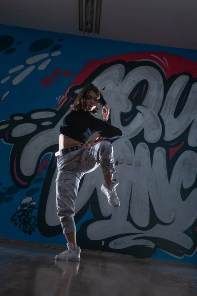 Sylwetka Młodej Kobiety Tancerki Hiphop Breakdancer Tańczącej Tle Studia Graffiti — Zdjęcie stockowe