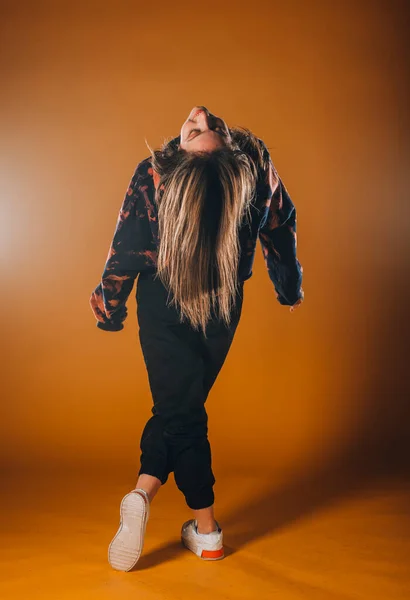 Esnek Genç Dansçı Şık Bir Dans Gösterisi Sergiliyor — Stok fotoğraf