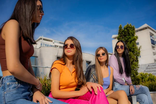 Vier Aantrekkelijke Mooie Meisjes Hebben Een Geweldige Tijd Samen Terwijl — Stockfoto