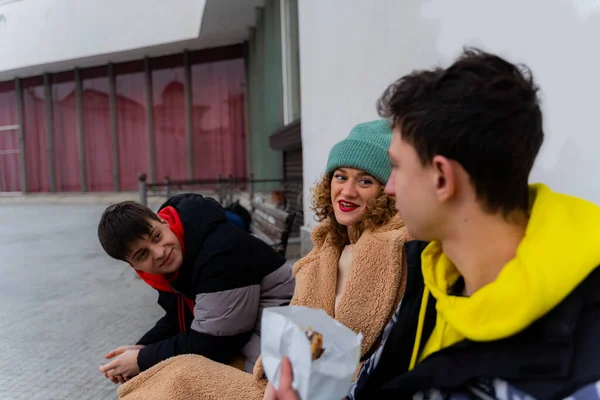 Group Amazing Attractive Friends Eating Sitting Bench Together While Having — Stockfoto