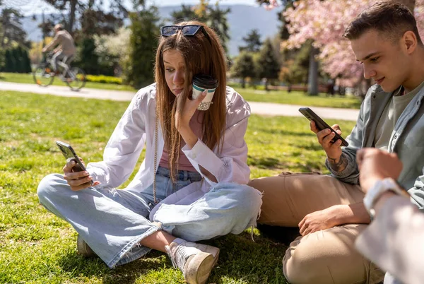 Genç Arkadaş Parkta Güzel Bir Bahar Zamanı Kahve Içerken Birlikte — Stok fotoğraf