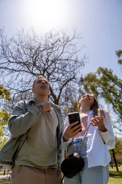 Arkadaşlık Teknoloji Uluslararası Konsept Yaz Parkında Akıllı Telefonları Olan Birkaç — Stok fotoğraf