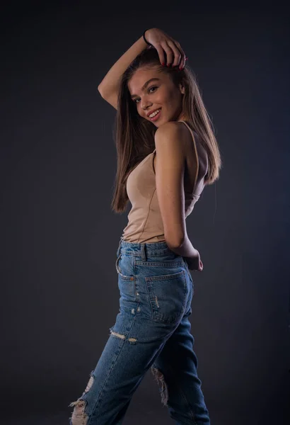 Retrato Uma Jovem Atraente Vestida Top Tanque Cinza Isolado Escuro — Fotografia de Stock