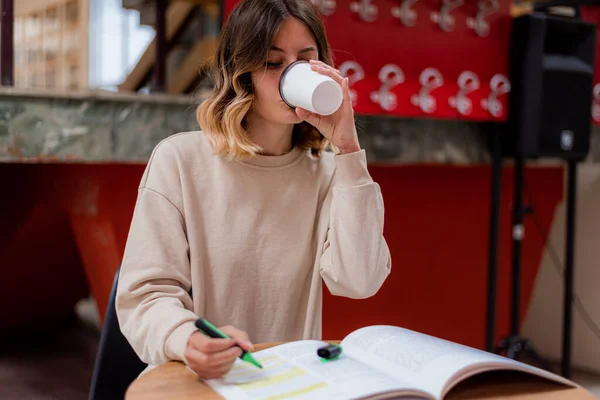 College Girl Drinking Coffee While She Reading College Study Room —  Fotos de Stock