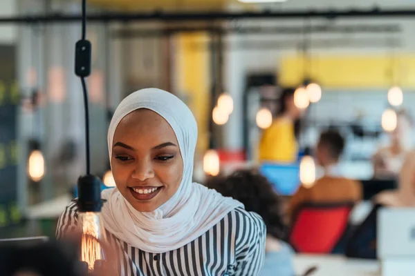 Сентиментальний Портрет Афро Американської Молодої Жінки Мусульманки Одягненої Хіджаб Маючи — стокове фото