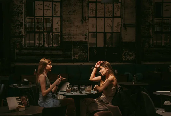 Duas Garotas Bonitas Conversando Enquanto Sentadas Café — Fotografia de Stock