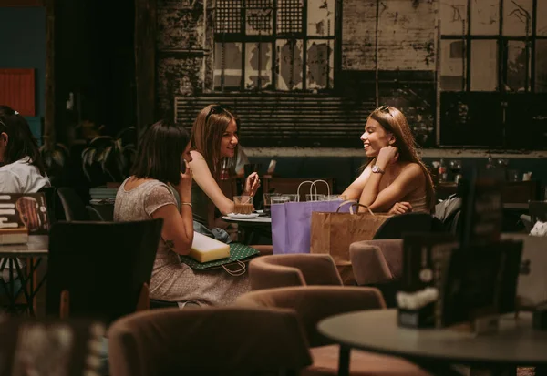 Tres Chicas Lindas Hablando Café Mientras Están Sentadas Una Ellas —  Fotos de Stock